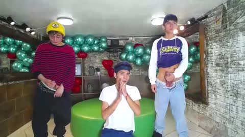 Snapshot of howents chatting on February 20, 3:12 am HOWENTS online show from February 20, 3:12 am