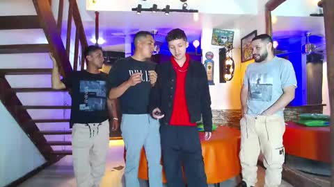 Snapshot of howents chatting on September 23, 2:05 am HOWENTS online show from September 23, 2:05 am