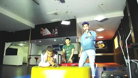 Snapshot of howents chatting on January 26, 12:37 am HOWENTS online show from January 26, 12:37 am