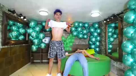 Snapshot of howents chatting on January 29, 5:51 am HOWENTS online show from January 29, 5:51 am