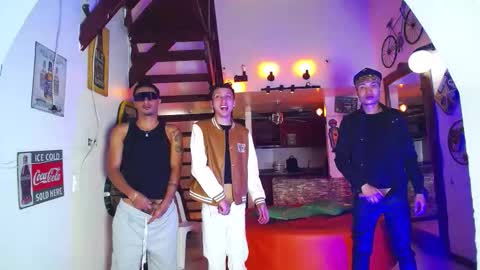 Snapshot of howents chatting on October 18, 3:44 am HOWENTS online show from October 18, 3:44 am