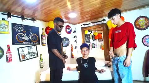 Snapshot of howents chatting on February 2, 2:38 am HOWENTS online show from February 2, 2:38 am