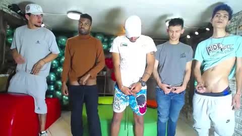 Snapshot of howents chatting on February 17, 3:15 am HOWENTS online show from February 17, 3:15 am