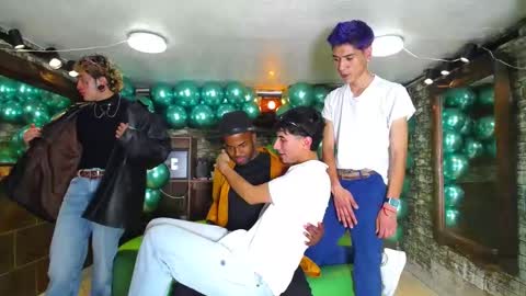 Snapshot of howents chatting on January 29, 2:40 am HOWENTS online show from January 29, 2:40 am