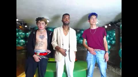 Snapshot of howents chatting on February 1, 2:37 am HOWENTS online show from February 1, 2:37 am