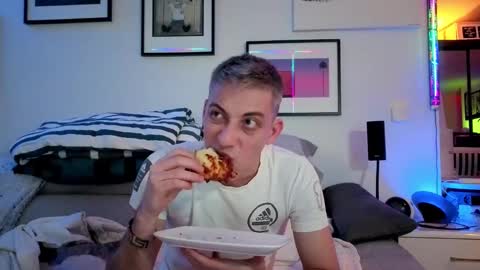 Hugo online show from February 11, 9:03 pm