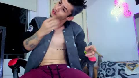 kelvis online show from April 4, 9:38 am