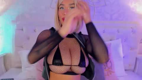 Snapshot of iara_smith_ chatting on October 18, 12:20 pm  iara smith  online show from October 18, 12:20 pm