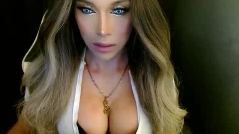 Snapshot of imyour_queen10 chatting on September 27, 4:10 am Queen Gwen online show from September 27, 4:10 am