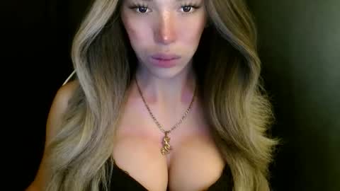 Snapshot of imyour_queen10 chatting on October 27, 12:10 am Queen Gwen online show from October 27, 12:10 am