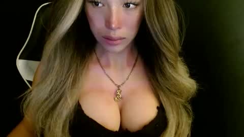 Snapshot of imyour_queen10 chatting on October 20, 11:54 pm Queen Gwen online show from October 20, 11:54 pm