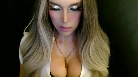 Snapshot of imyour_queen10 chatting on October 2, 4:28 pm Queen Gwen online show from October 2, 4:28 pm