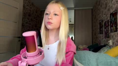 Lola online show from February 24, 11:35 am