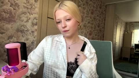 Lola online show from April 3, 1:51 pm