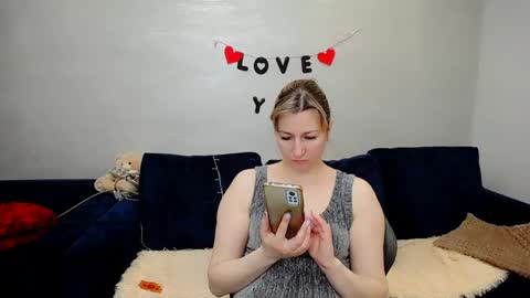 incredible_ariela online show from April 17, 11:45 am