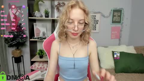 Mia online show from December 20, 3:19 pm