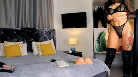 Snapshot of inviting_tina chatting on October 18, 3:44 am inviting_tina online show from October 18, 3:44 am