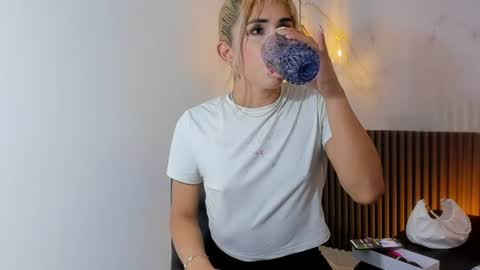 isa__fox_1 online show from July 29, 7:36 pm