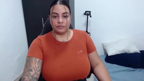 Snapshot of isabella_hots chatting on December 5, 9:00 pm  estefania online show from December 5, 9:00 pm