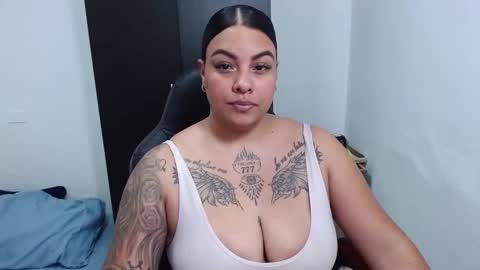 Snapshot of isabella_hots chatting on February 14, 9:13 am  estefania online show from February 14, 9:13 am