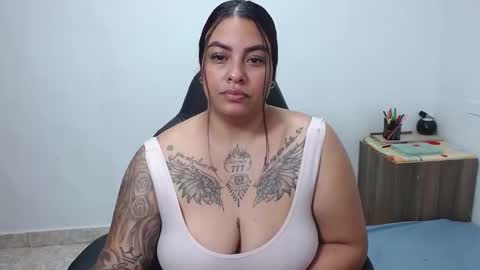 Snapshot of isabella_hots chatting on February 25, 8:47 am  estefania online show from February 25, 8:47 am