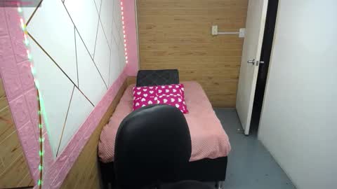 isabella_roseee online show from October 9, 8:25 pm