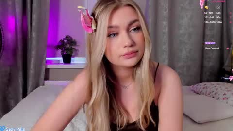 Hi Im Bella online show from October 13, 11:23 am