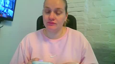 Snapshot of isingle_mom chatting on September 24, 3:02 am isingle_mom online show from September 24, 3:02 am