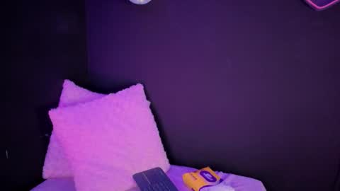 Isisjones18 online show from September 19, 4:27 am