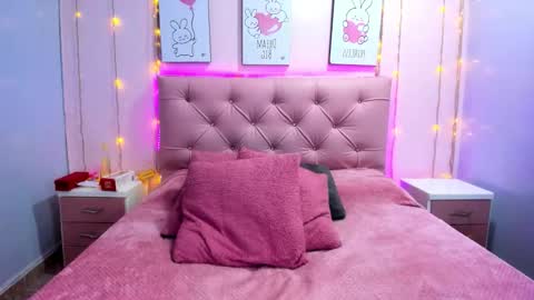 Issa  online show from February 7, 4:15 am