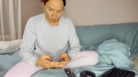 Issabelle online show from September 30, 6:46 am