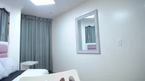 issadorajames online show from February 8, 7:05 pm