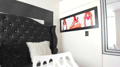 issadorajames online show from January 18, 1:18 pm