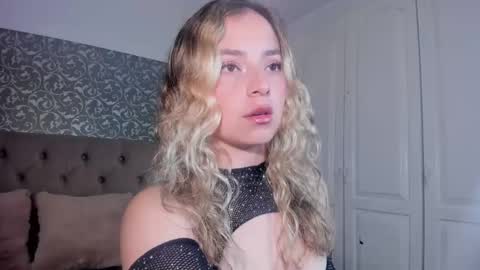 issadorajames online show from September 20, 1:58 pm