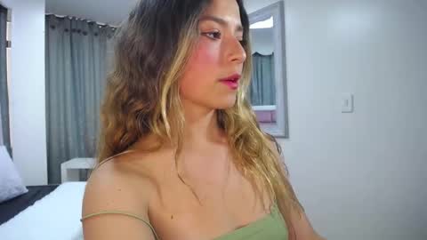 issadorajames online show from January 20, 6:43 pm