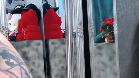 IssaSmyth online show from January 6, 5:39 pm