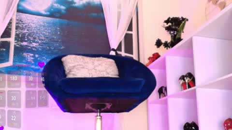 Snapshot of itzel__ chatting on March 10, 1:54 pm Call me Itzel   online show from March 10, 1:54 pm