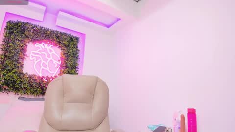 Itzel  online show from March 28, 5:25 pm