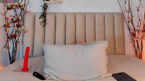 Ivone Adams online show from April 18, 8:42 pm