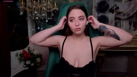 ivorywood_ online show from November 16, 3:25 pm