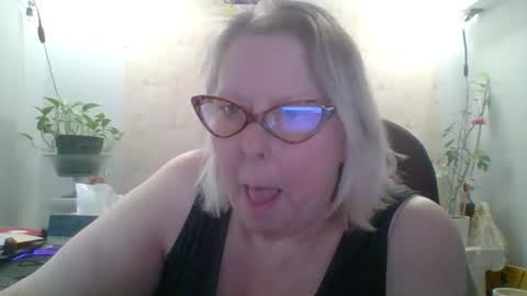 ivyjane3522 online show from April 20, 6:11 pm