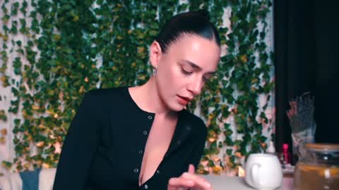 Miss Ivy online show from December 7, 4:09 pm