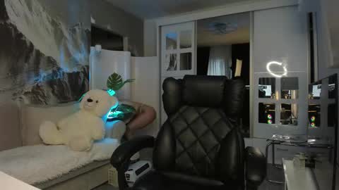 Ivy Belle online show from February 25, 6:06 am