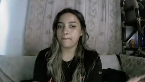 izzy_32 online show from April 19, 8:37 am