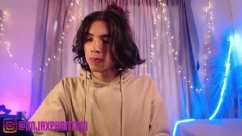 Snapshot of j_a_x_x_x_o_n chatting on December 5, 2:17 pm Hey im Jaxxxon check my info     online show from December 5, 2:17 pm