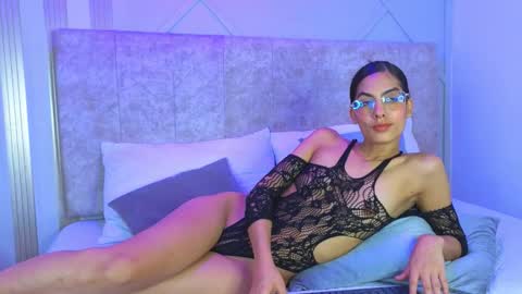 j_belle_ online show from March 14, 3:05 pm