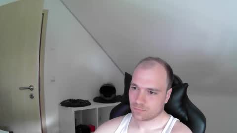 here4y online show from April 19, 10:05 am