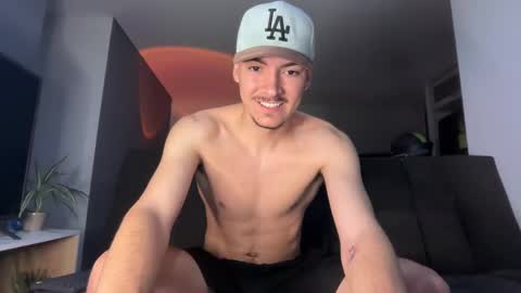 INDEPENDENT MODEL online show from December 2, 10:02 am