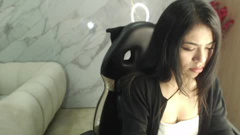 Jade online show from May 20, 2:12 pm