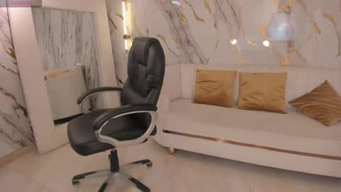 JADE EVANS online show from September 23, 11:15 am